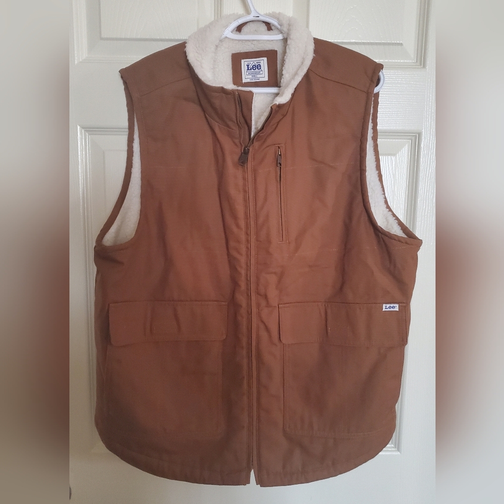 Lee brand men's sherpa lined full zip vest.  Tobacco color, large.